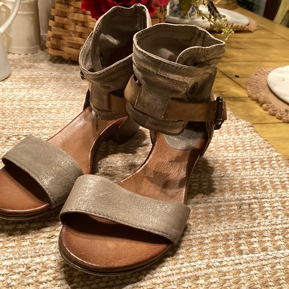 Miz Mooz Shoes - Women’s MiZ Mooz ankle sandals
